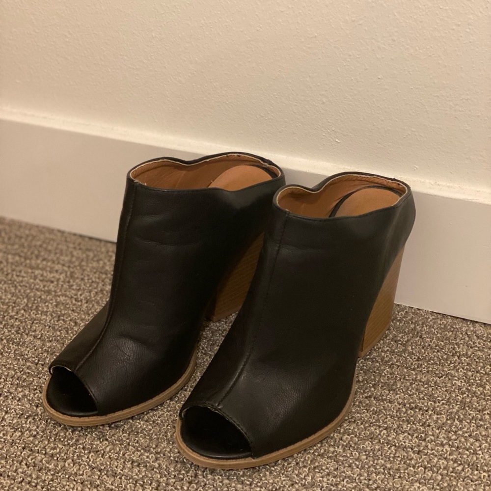 Black peep toe heel